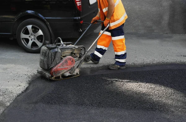 Plattkompaktorer Asfaltläggning Asfalt Som Täcker Gropen Spillror — Stockfoto