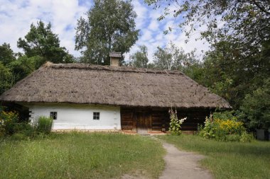 Eski Ukrayna evi. On dokuzuncu yüzyılın Ukrayna kulübesi. Yaz manzarası, güneş ışığı. Köy Pirogovo.