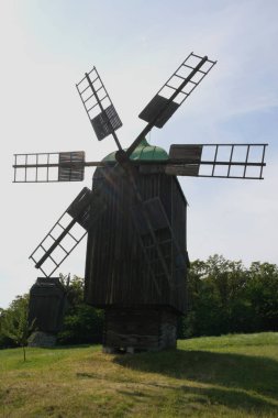 Eski yel değirmeni. On dokuzuncu yüzyılın Ukrayna değirmeni. Yaz manzarası, güneş ışığı. Köy Pirogovo.