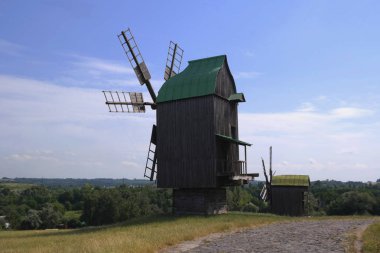 Eski yel değirmeni. On dokuzuncu yüzyılın Ukrayna değirmeni. Yaz manzarası, güneş ışığı. Köy Pirogovo.