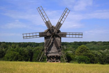 Eski yel değirmeni. On dokuzuncu yüzyılın Ukrayna değirmeni. Yaz manzarası, güneş ışığı. Köy Pirogovo.