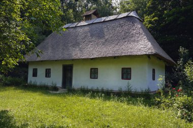 Eski Ukrayna evi. On dokuzuncu yüzyılın Ukrayna kulübesi. Yaz manzarası, güneş ışığı. Köy Pirogovo.
