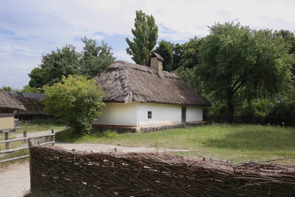 老乌克兰房子 十九世纪的乌克兰小屋 夏天的风景 皮罗戈沃村 — 图库照片