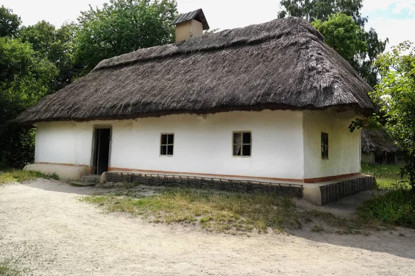 Altes Ukrainisches Haus Ukrainische Hütte Aus Dem Neunzehnten Jahrhundert Sommerlandschaft — Stockfoto