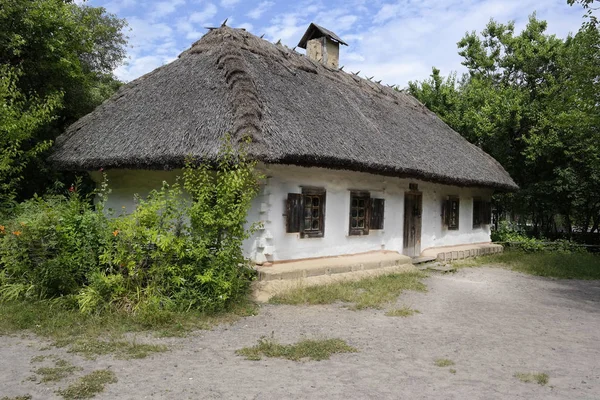 老乌克兰房子 十九世纪的乌克兰小屋 夏天的风景 皮罗戈沃村 — 图库照片
