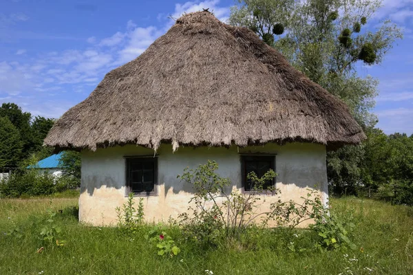 古いウクライナの家 19世紀のウクライナの小屋 夏の風景 太陽の光 ビレッジ ピロゴヴォ — ストック写真