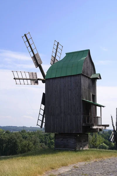 Eski yel değirmeni. On dokuzuncu yüzyılın Ukrayna değirmeni. Yaz manzarası, güneş ışığı. Köy Pirogovo.