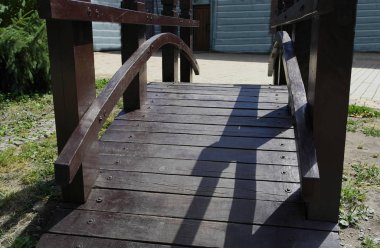 Ahşap dekoratif Japon tarzında köprü.