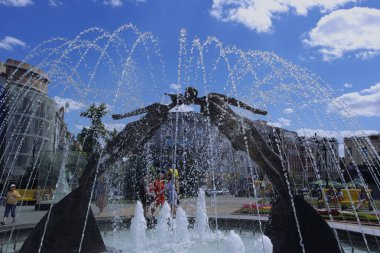 07,04,2019 Kharkov Ukrayna. İki sevgilinin çeşmesi. Ksyusha Anıtı.