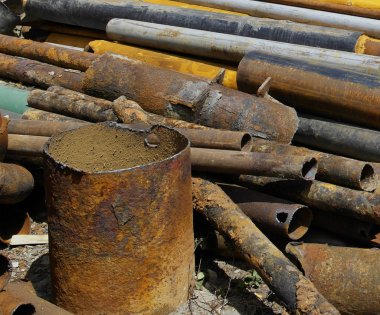  Büyük çaplı sökülmüş eski paslı borular, yeni kuruluma hazır yakın.