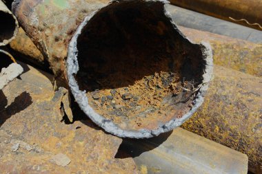 Büyük çaplı sökülmüş eski paslı borular.