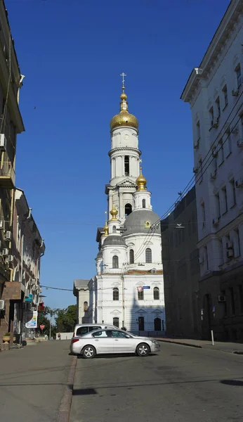 2019 ハリコフウクライナ 正教会前提大聖堂 青空に向かう白い建物 — ストック写真