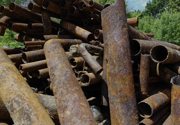 Büyük çaplı sökülmüş eski paslı borular.