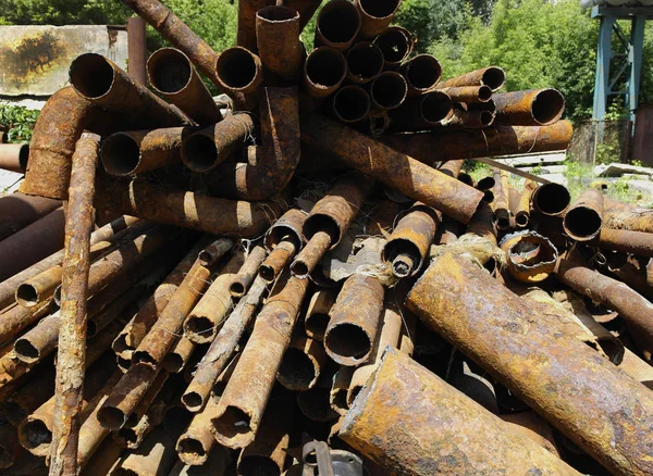 Büyük çaplı sökülmüş eski paslı borular.