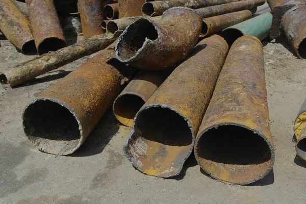 Dismantled old rusty pipes of large diameter.