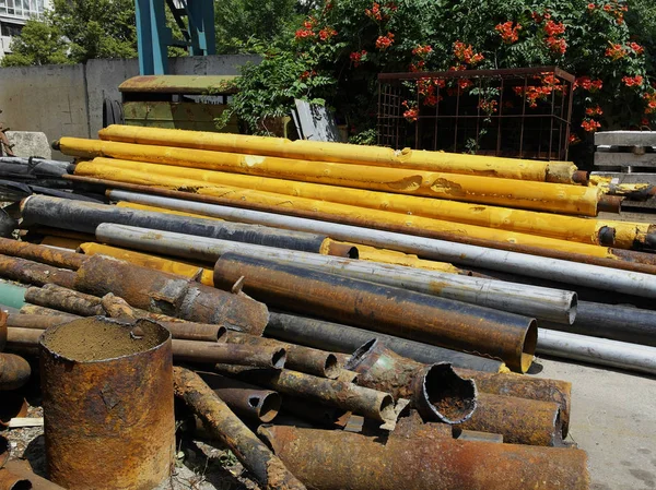  Büyük çaplı sökülmüş eski paslı borular, yeni kuruluma hazır yakın.