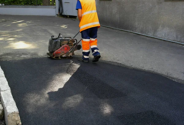 Plattenverdichter Asphaltverlegung Asphalt Auf Den Schutt Legen Die Grube Bedecken — Stockfoto