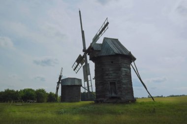  Eski yel değirmeni. On dokuzuncu yüzyılın Ukrayna değirmeni. Yaz manzarası, güneş ışığı. Köy Pirogovo.