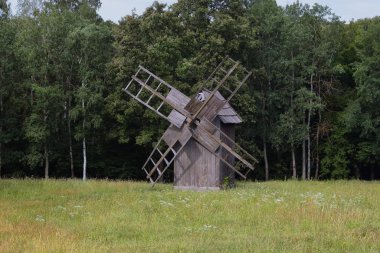  Eski yel değirmeni. On dokuzuncu yüzyılın Ukrayna değirmeni. Yaz manzarası, güneş ışığı. Köy Pirogovo.