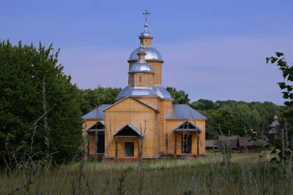 木製正教会ウクライナ教会 夏の風景 ビレッジ ピロゴヴォ — ストック写真