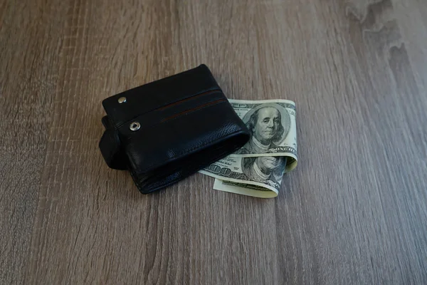 Чёрный Кожаный Бумажник Закрыт Столе Кошельком Две Купюры Деньгами — стоковое фото
