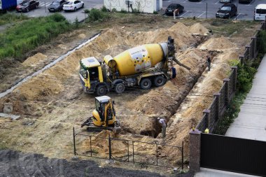 08,01,2019 Kiev Ukrayna . Beton mikserinden temel döküm .