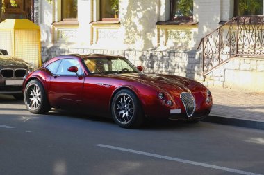 07,20,2019 Kiev Ukrayna . Renkli kırmızı araba, spor araba, Wiesmann Roadster Mf3. Sokakta Yaz spor araba.