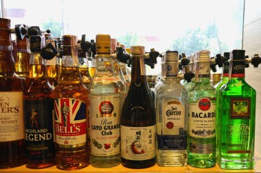 08,09,2019 Kiev Ukrayna Alkol, birkaç şişe, viski, Brandy ve Likör masada .  