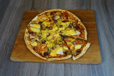 Masada peynir, sosis ve mantarlı pizza    