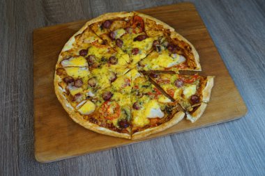 Masada peynir, sosis ve mantarlı pizza    