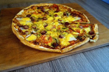 Masada peynir, sosis ve mantarlı pizza    