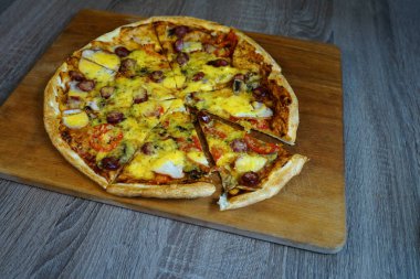Masada peynir, sosis ve mantarlı pizza    