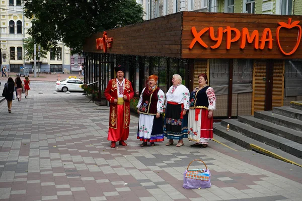 2019 Kiev Ukraina Kören Nationella Ukrainska Kostymer Sjunger Sång Gatan — Stockfoto