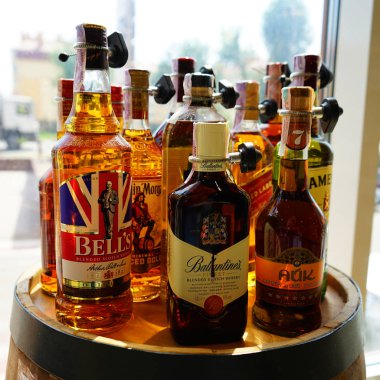 08,09,2019 Kiev Ukrayna Alkol, birkaç şişe, viski, Brandy ve Likör masada .   