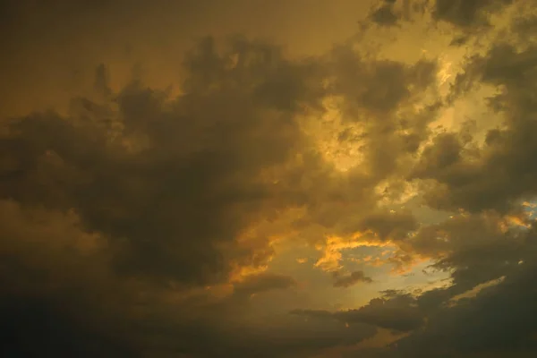夏の夜空 雲の黄金色 暖かい色と冷たい色の美しい組み合わせ — ストック写真