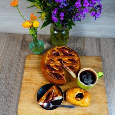 Vişneli turta, kuş üzümü turtası ve bir bardak kvas. Üstte görüntü       