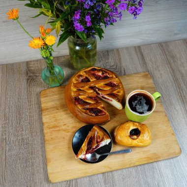 Vişneli turta, kuş üzümü turtası ve bir bardak kvas. Üstte görüntü       
