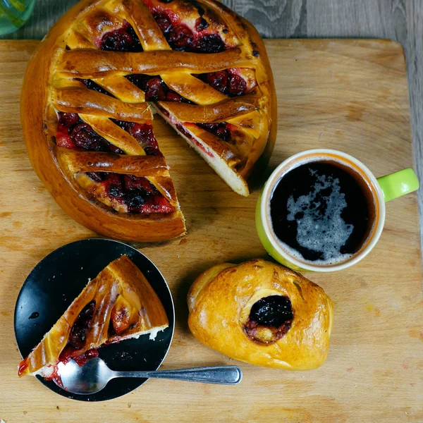 Kirsch Und Johannisbeerkuchen Und Ein Glas Kvass Ansicht Von Oben — Stockfoto