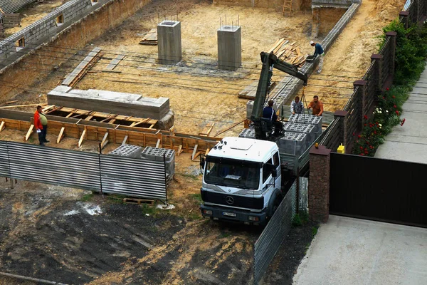 Construction Hangar Unloading Foam Bricks Truck Help Crane Manipulator 2019 — Stock Photo, Image