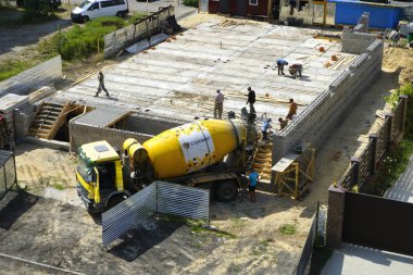                      Betonmik kamyonundan betonarme kemer doldurmak. İnşaat işleri . 08,10,2019 Kiev Ukrayna .