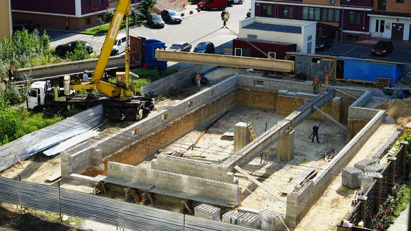 Installation Concrete Beam Construction House Help Crane Builders 2019 Kiev — Stock Photo, Image