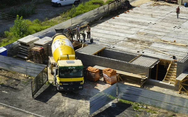 コンクリートミキサートラックから補強ベルトを充填 建設工事 2019 キエフウクライナ — ストック写真