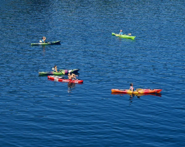 Été Les Gens Sur Des Bateaux Des Kayaks Des Planches — Photo