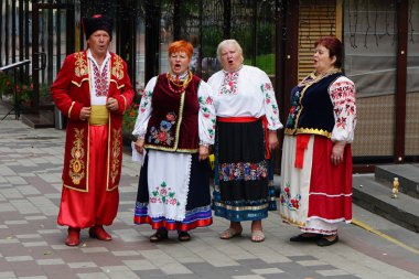 Kiev sokakta bir şarkı söyleyerek ulusal Ukrayna kostümleri bir koro. 08,20,2019 Kiev Ukrayna.   