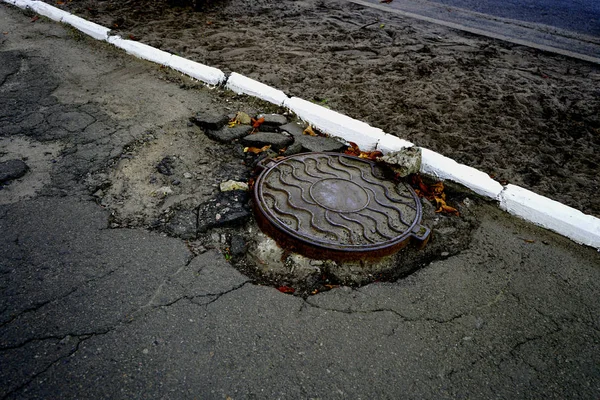 Riolering Luik Rond Gebroken Asfalt Slechte Kwaliteit Afwerking Rond Het — Stockfoto