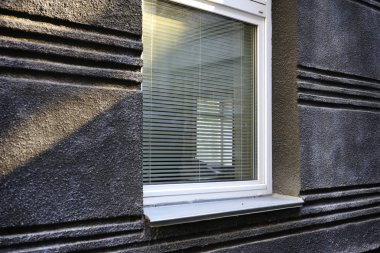  Eski binada beyaz plastik pencere, uyumsuzluk.   