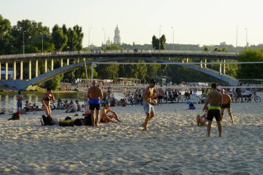 Plaj voleybolu, sıcak yaz akşamı .10,08,2019 Kiev Ukrayna.   