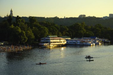      Nehirdeki gemiler, restoranlar, yazın akşamları.