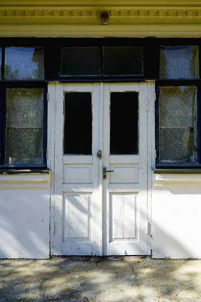 Stare Drewniane Drzwi Powlekane Wiele Razy Białą Farbą — Zdjęcie stockowe