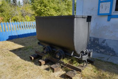  Madenler için kömür arabası, sıcak bir sonbahar gününde dışarıda.      